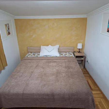 בית אירוח Rooms3 בלגרד