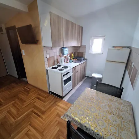 בית אירוח Rooms3 בלגרד